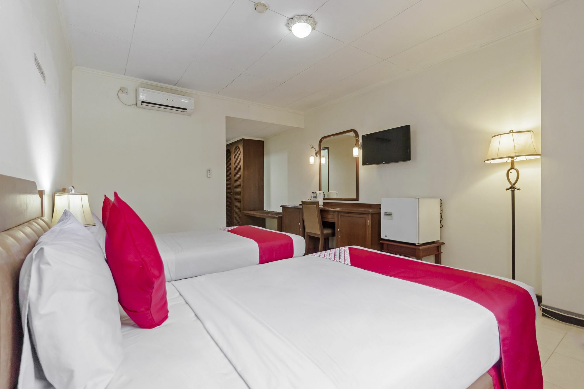 Oyo 108 Hotel Surya Jakarta Ngoại thất bức ảnh